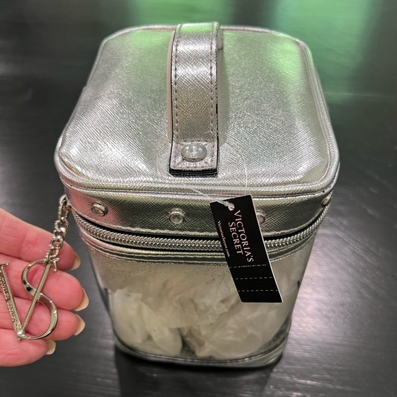 New Never Used Victoria’s Secret Silver Metallic Makeup Bag - Picture 2 of 6